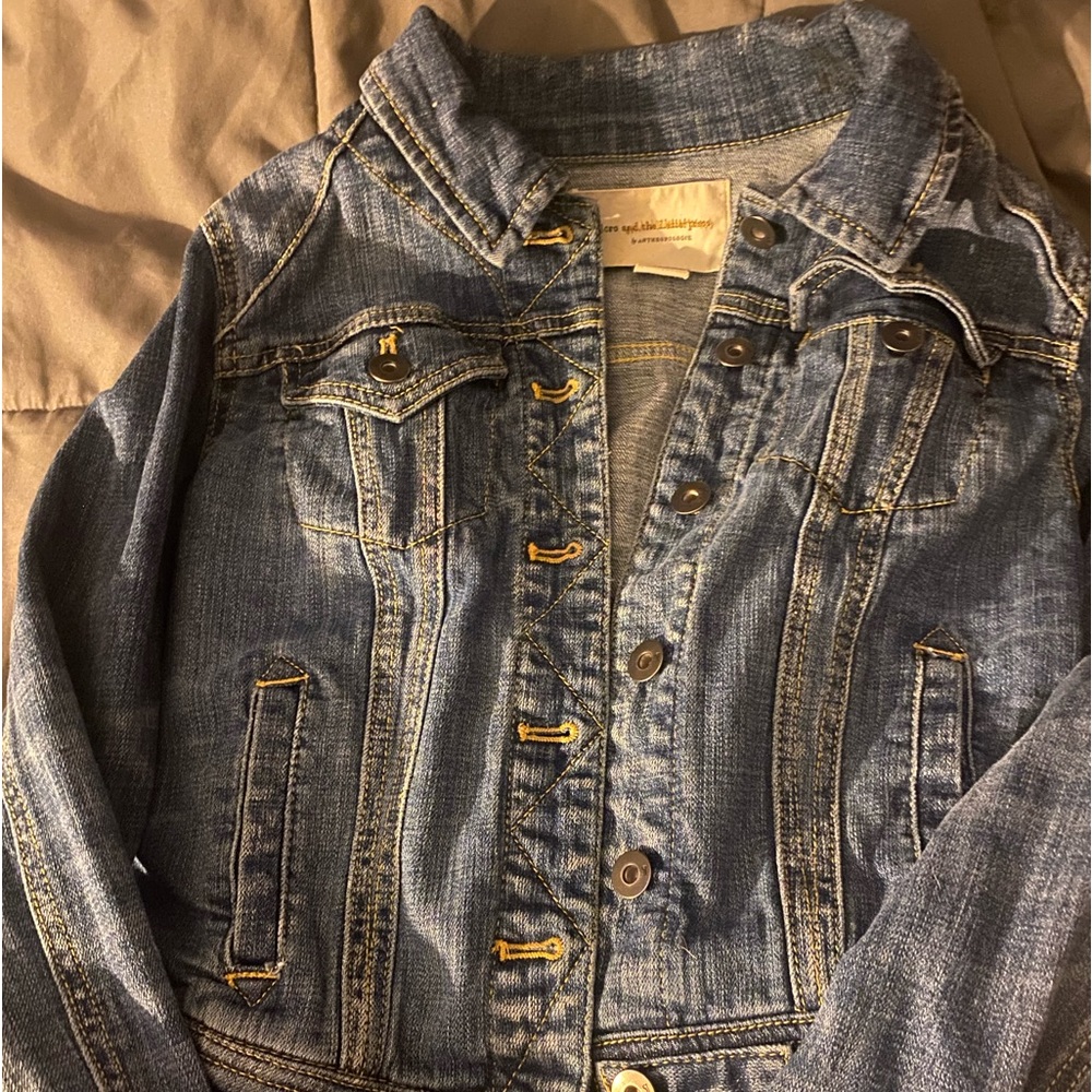 only worn 2x but a little worn out:( (shown in pictures !!)